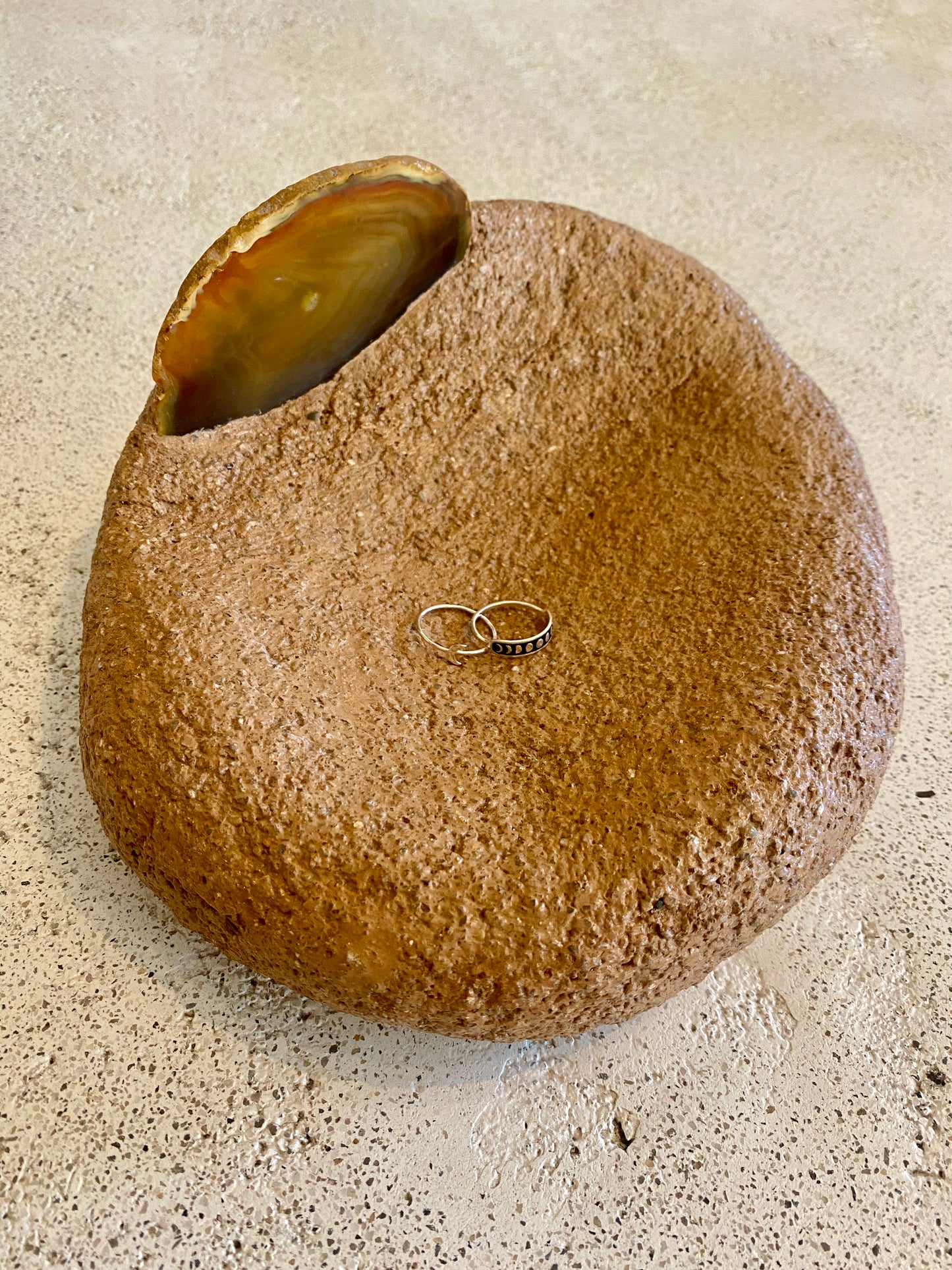 R. Bisk adobe stony vessel with agate