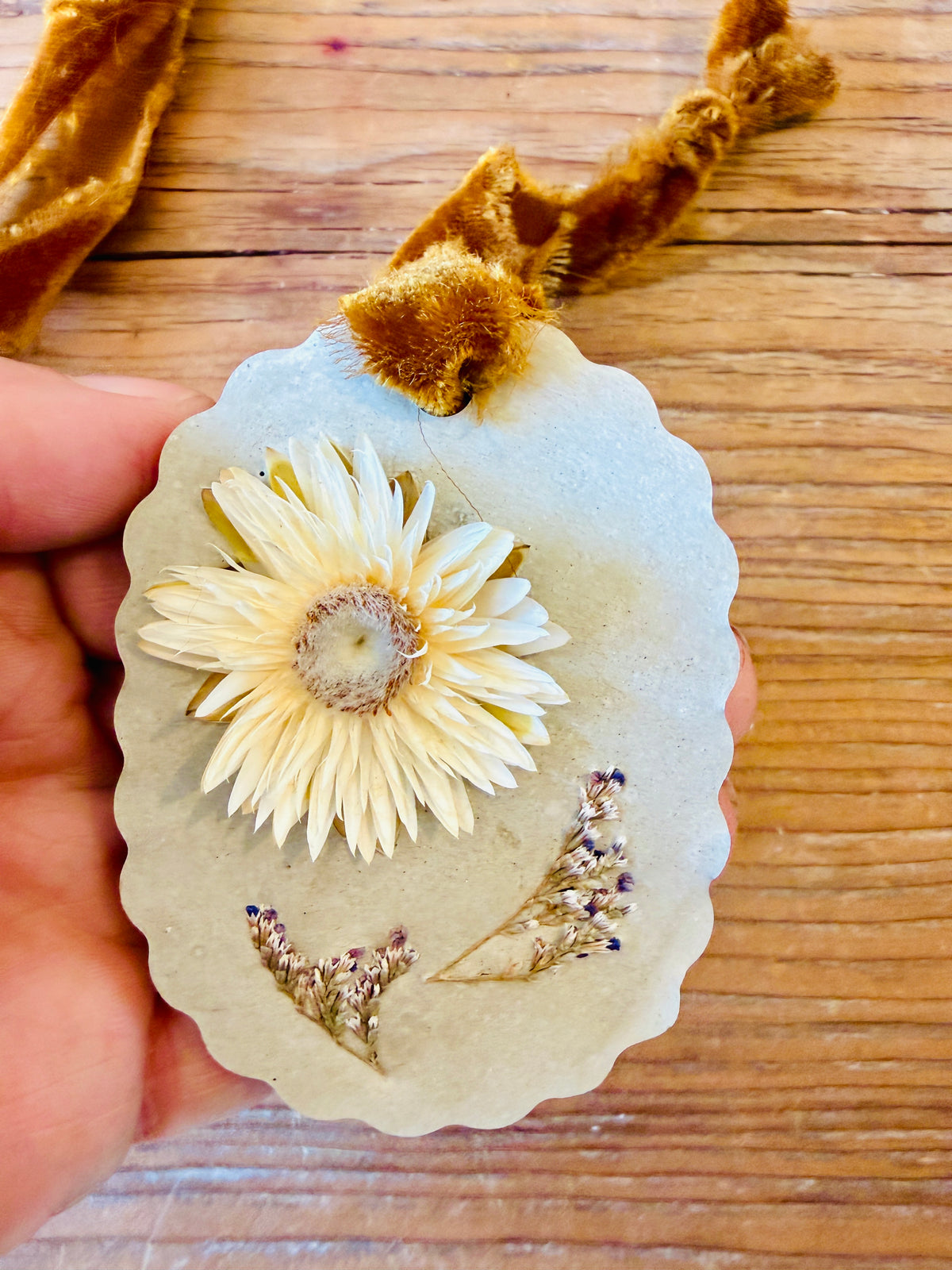 Concrete Dried Flower Ornament with Velvet Ribbon
